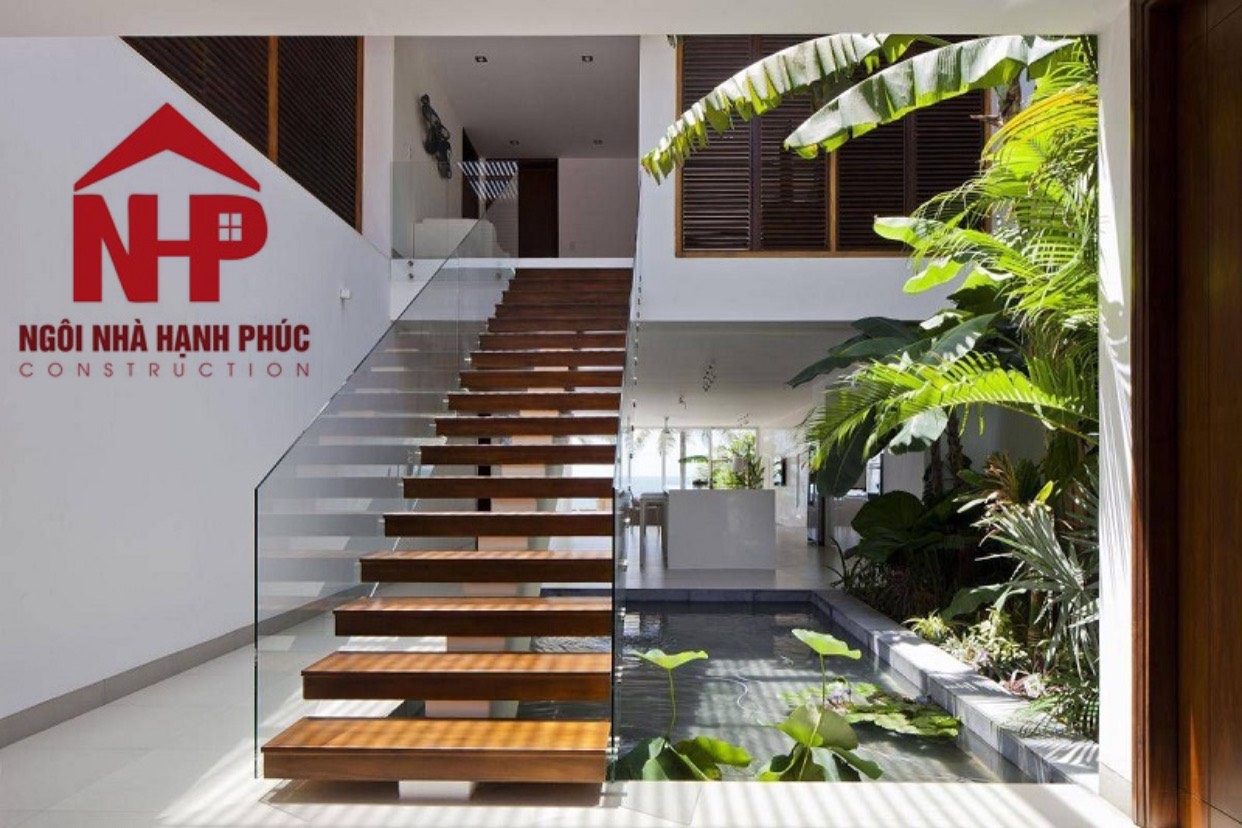 Thiết kế giếng trời trên cầu thang đẹp và an toàn