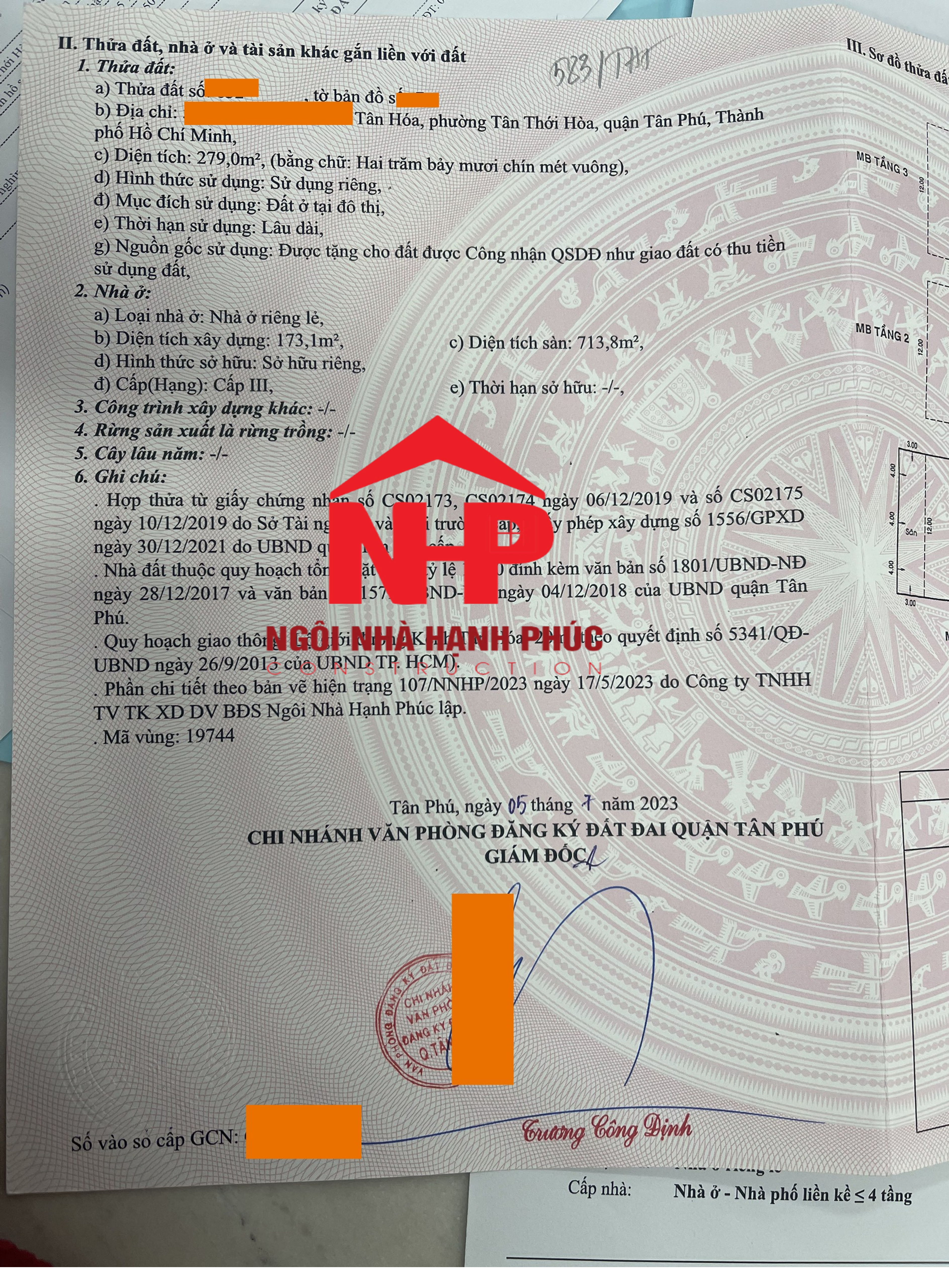 Sổ hồng trao tay sau khi hoàn thành hồ sơ pháp lý Hoàn Công Hợp Thửa. (7/2023)